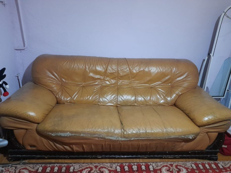 Диван кожаный в хорошем состоянии