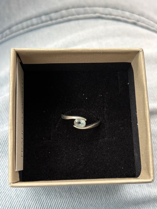 Inel de logodnă din aur alb, design modern, piatră centrală