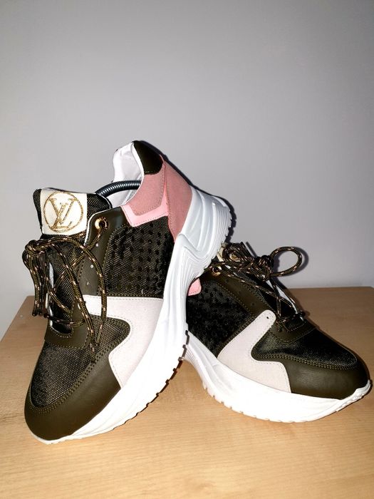 Pantofi sport . Diferite modele