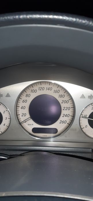 Продавам Е-класа 220cdi