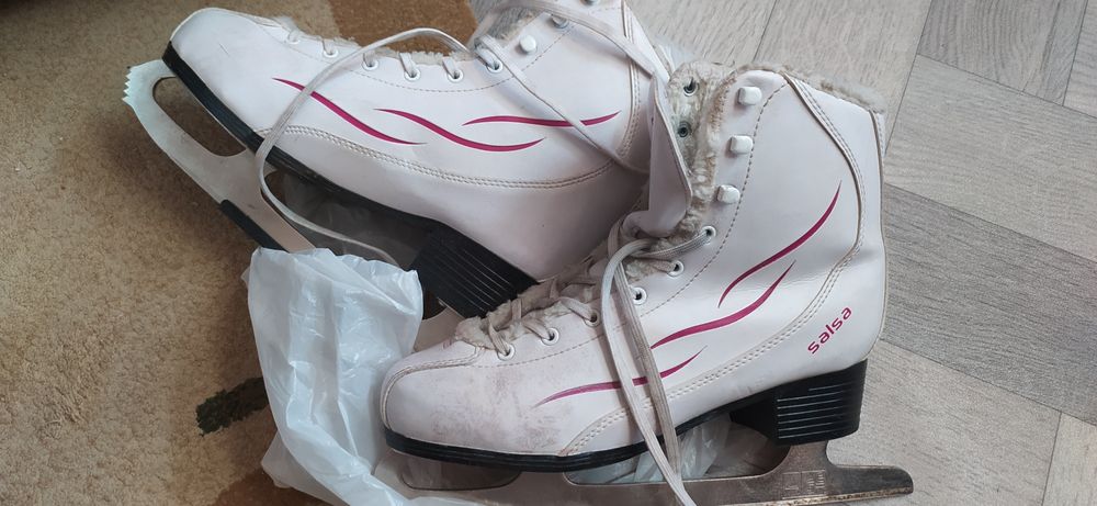 Продам коньки фигурные белый