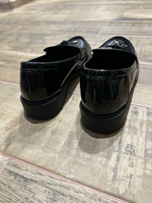 Лачени лоуфъри със златисти елементи