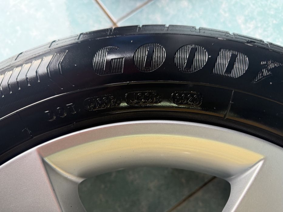 Roti/ jante aliaj R17 originale SKODA Superb 215/55/17 Goodyear vara