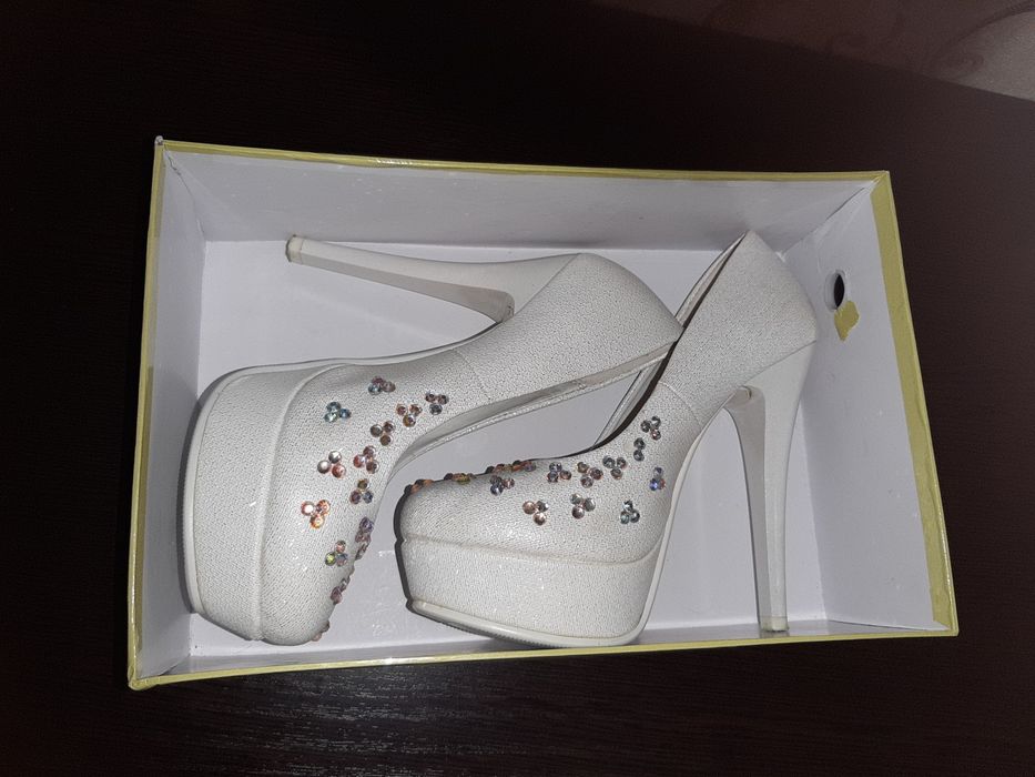 Продаю красивые свадебные туфли