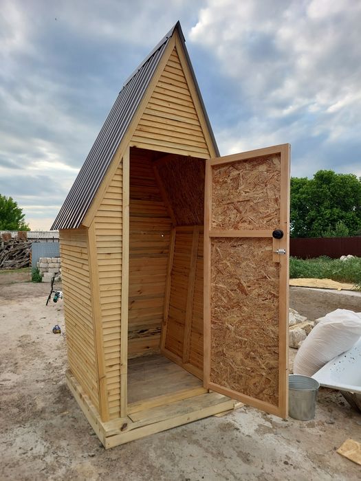 Уличный деревянный туалет