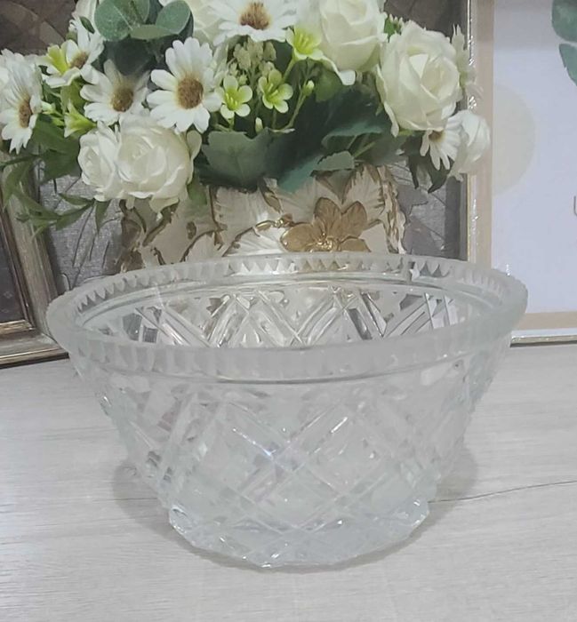 Продвется хрустальная вазочка