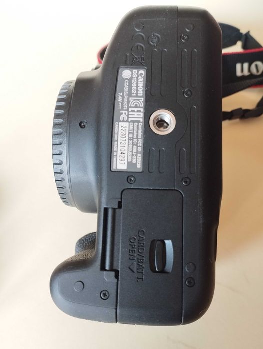 Canon EOS 1300d на около 700 кадъра.