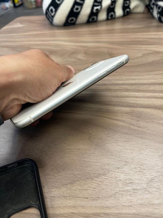 продам Айфон 11 торг