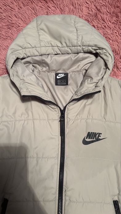 Оригинално зимно яке на Nike с качулка.