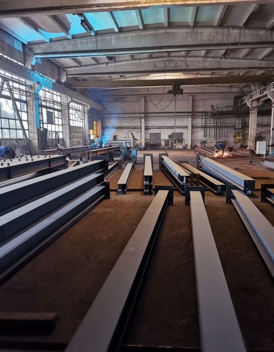 structura metalica 18x50x4. conține:
Stâlpii,
Ferme 
Pene acoperis si