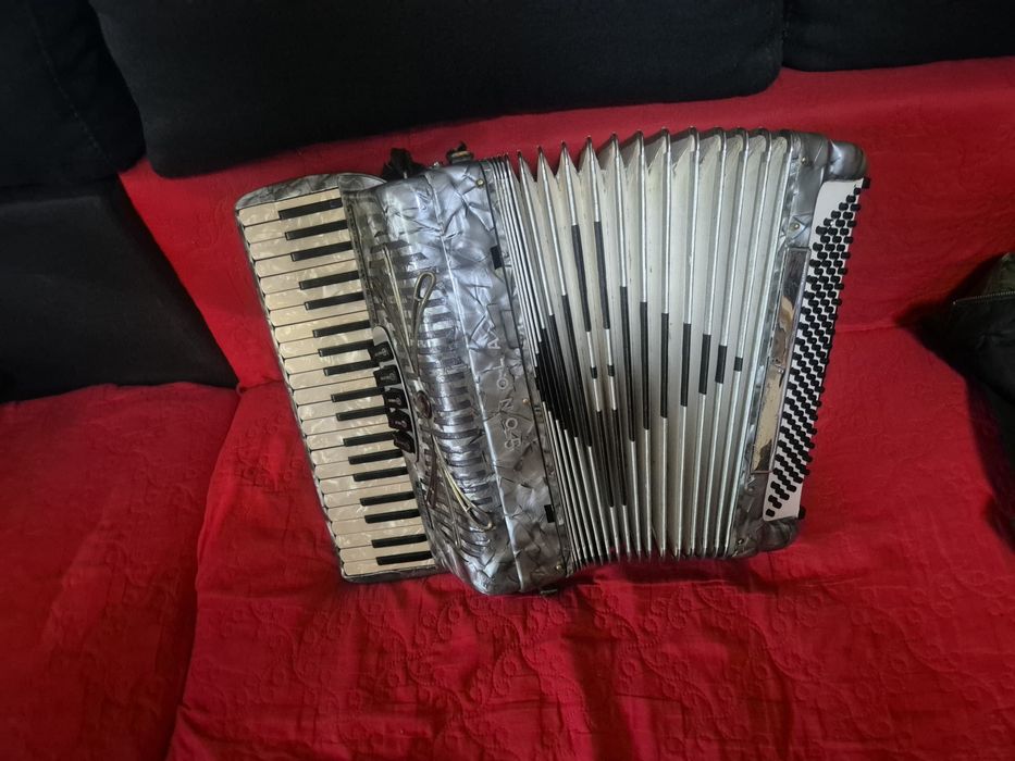 Vând acordeon italian Sonola 120 basi