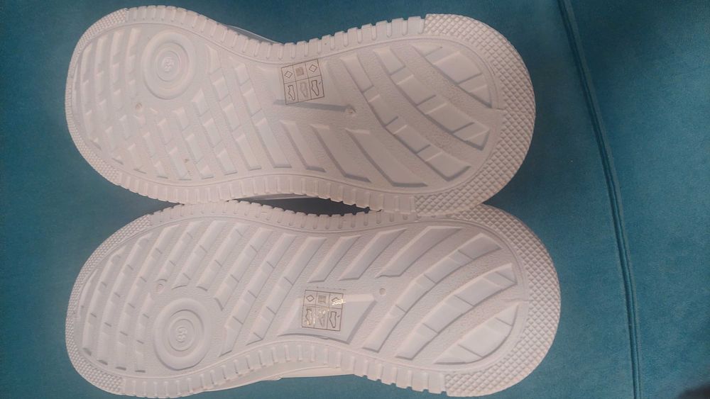 Бели кецове с връзки