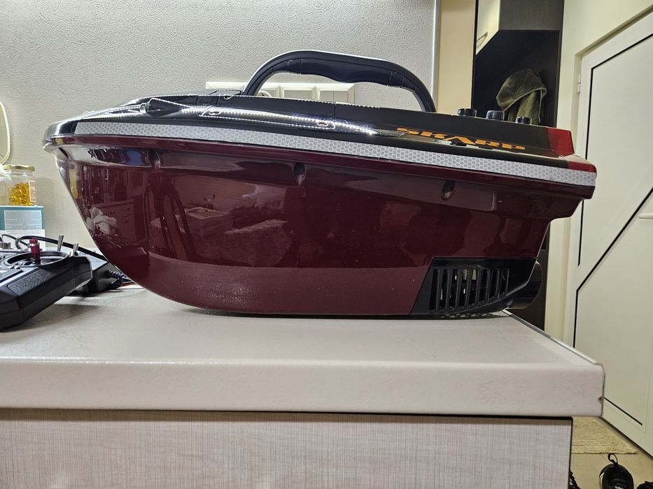 Лодка за захранка Scarp