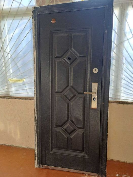 Продается дверь и ванное зеркало
