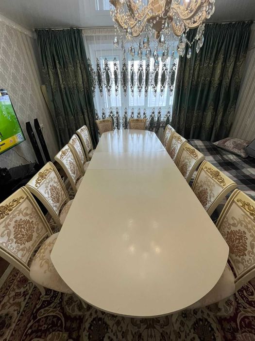 Стол и 12 стулья