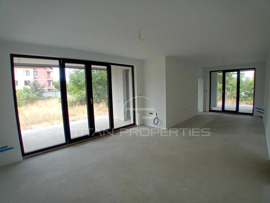 Продава се Къща в Пловдив, Остромила - 380 кв.м за 1048 €/кв.м - Снимка #1