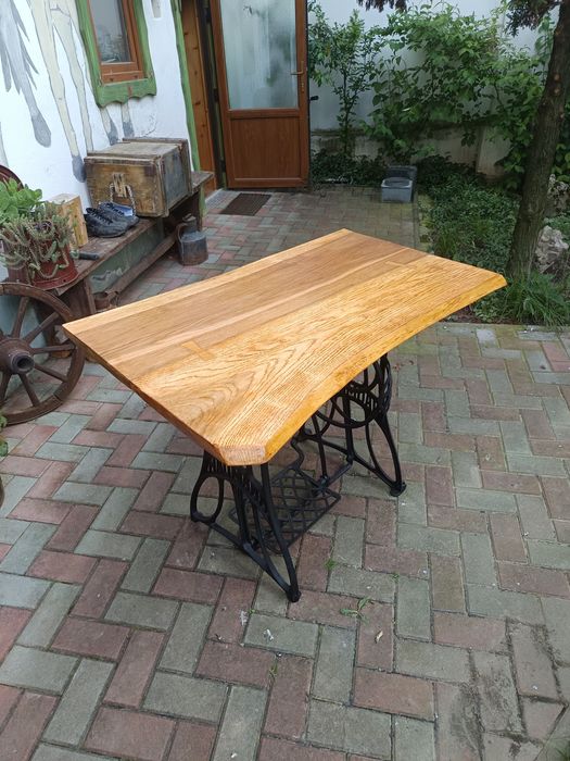 Masa sau birou din mașină de cusut