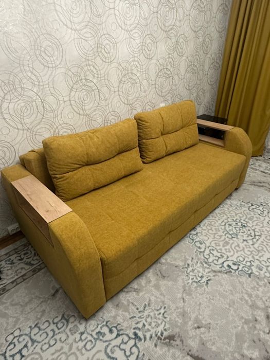 Диван желтого цвета, длина 2 метра