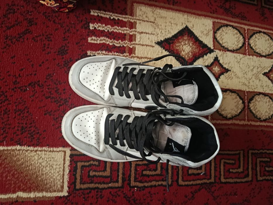 Продам кроссовки Air Jordan 1 Mid