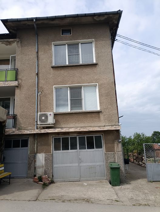 Продава се 3ти етаж от масивна къща.