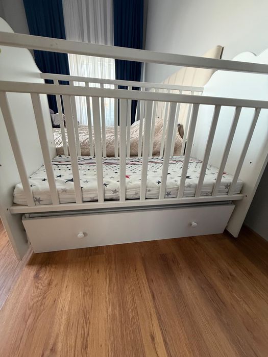 Кроватка детская с маятником