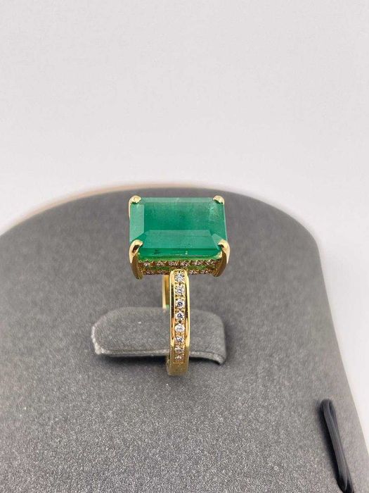 Кольцо с изумрудом