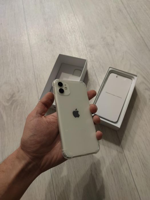 IPhone 11 white.