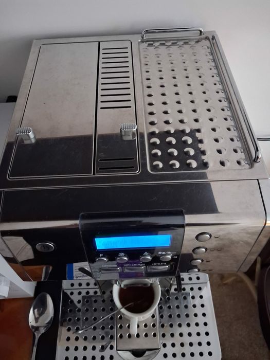 Vând expresor Delonghi aproape nou recent adus