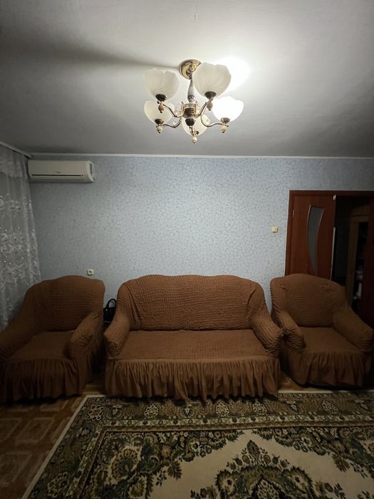 Продам диван с двумя креслами