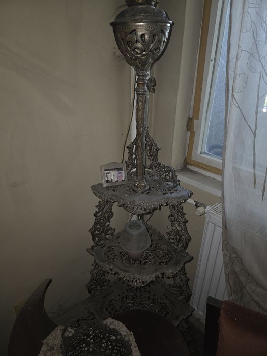 Продавам мебели и часовник, над 100 годишни