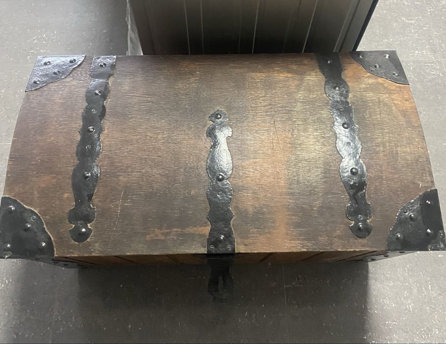 Дървен сандък с метален обков