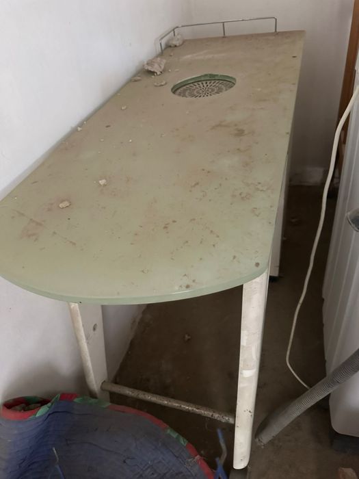 Маникюрный стол с вытяжкой