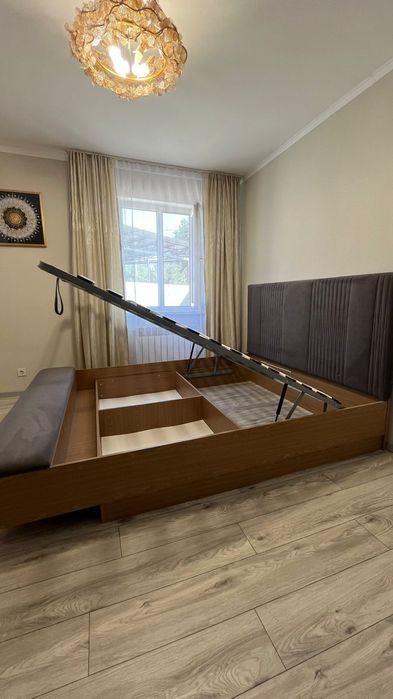 Спальный гарнитур с матрасом.