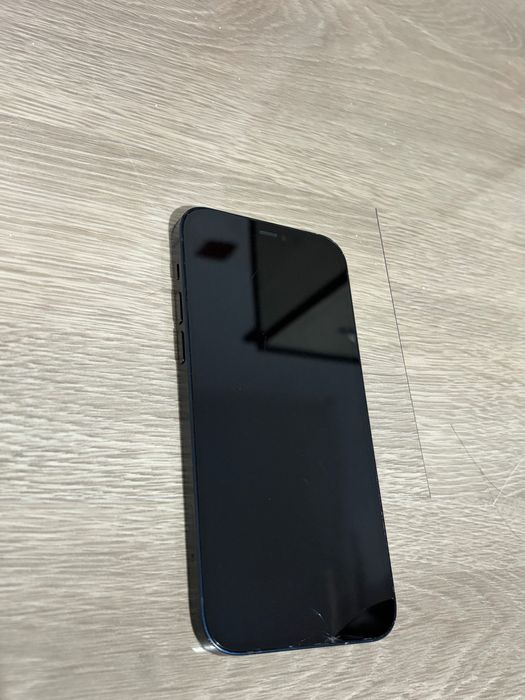 Vand iPhone 12 simplu