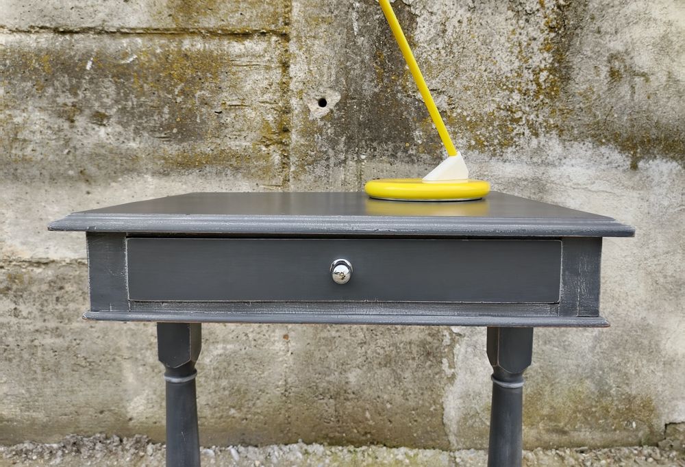 Consolă / Măsuță veche din lemn, reconditionata.
Dimensiuni:  L= 59 cm,  l= 43 cm,  H= 74 cm.
595 lei