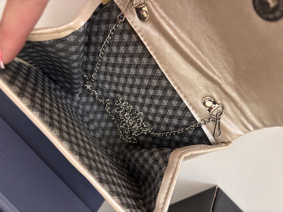 Малка сладка бяло-сребриста чантичка