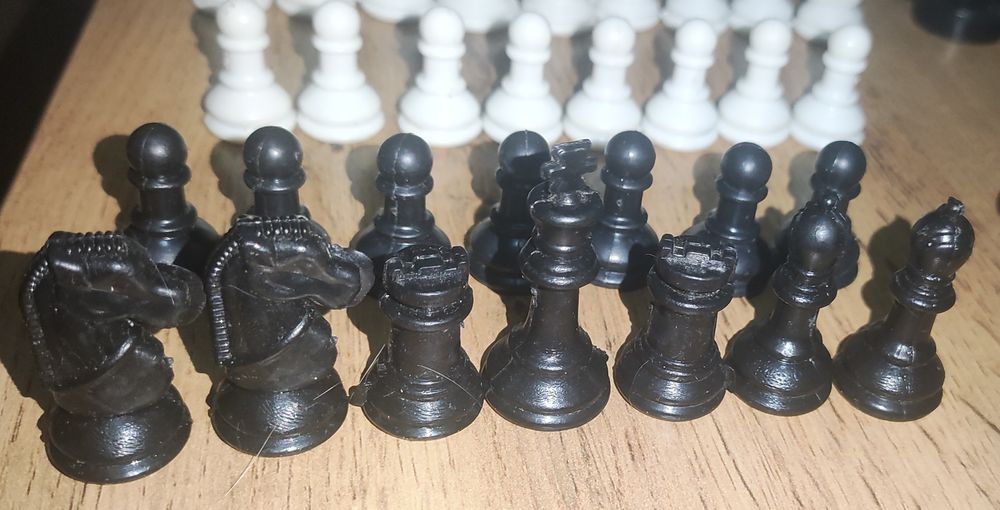 Головоломка. Разные шахматы, шашки, нарды некомплект