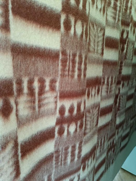 Продавам 5 броя вълнени одеяла почти нови