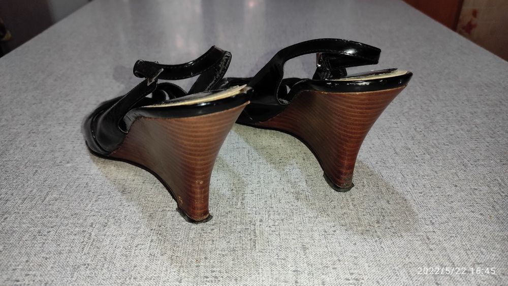 Продам Женские босоножки