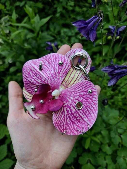 Брелоки орхидеи с пирсингом