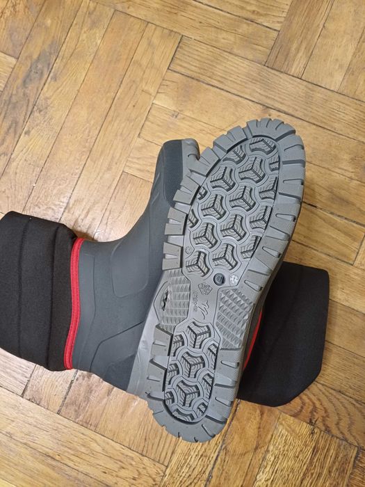 Vand cizme NOI de cauciuc noi masura 45/46, pret 150 lei