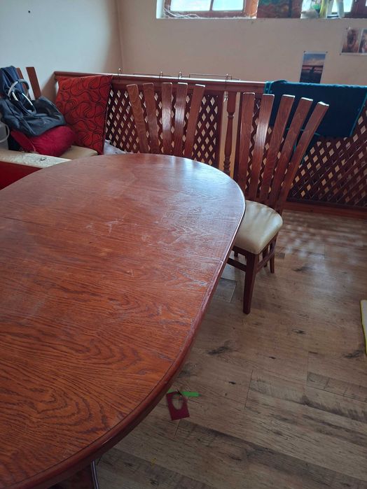 Маса със столове