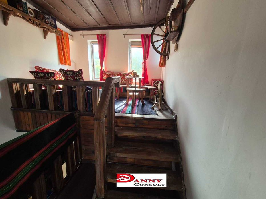 Двуетажна къща с двор и соларна система в с. Кесарево