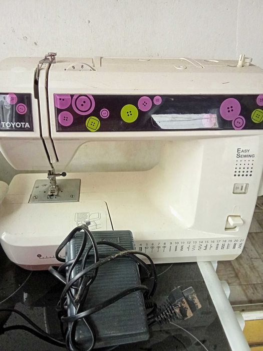 Vând mașină de cusut Toyota