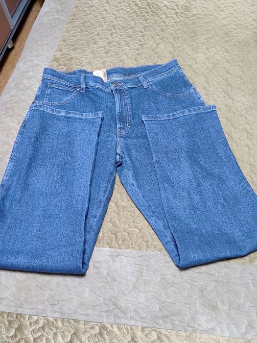 Blugi Wrangler cu etichetă