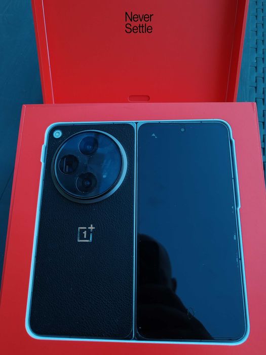Продавам OnePlus Open