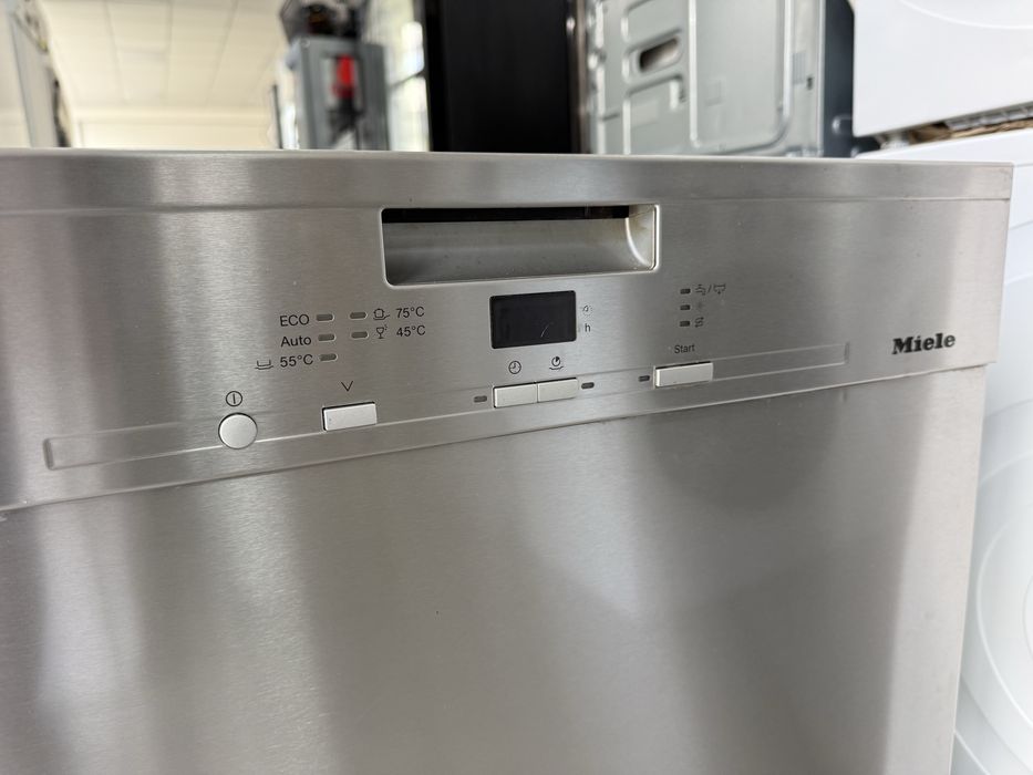 Съдомиялна MIELE 60/см с три кошници.