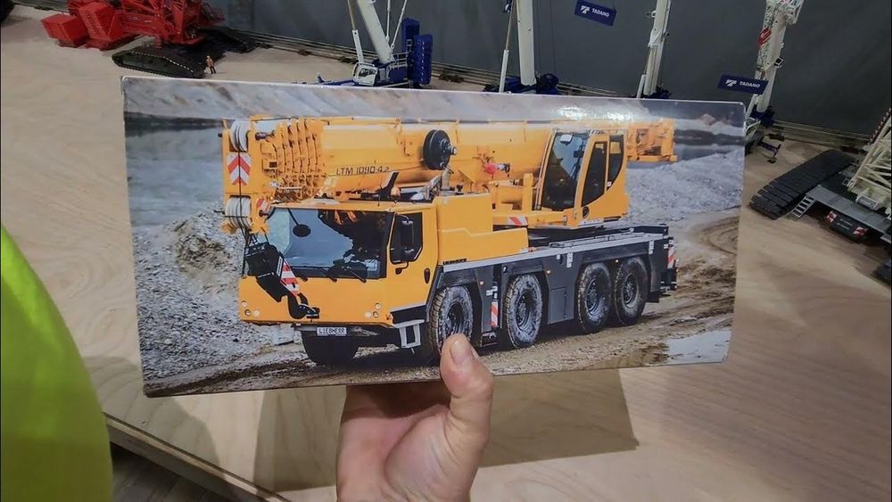Продается макет модель крана Liebherr LTM  1090- 4.2