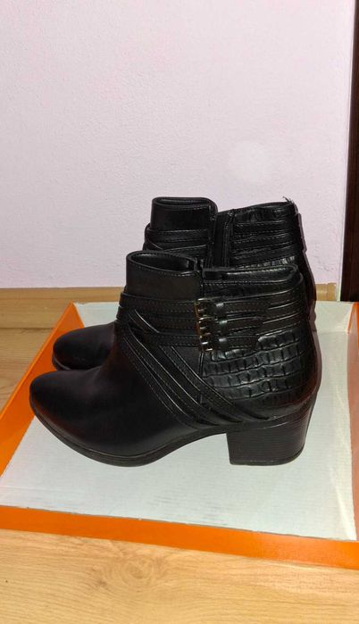 Дамски черни боти.