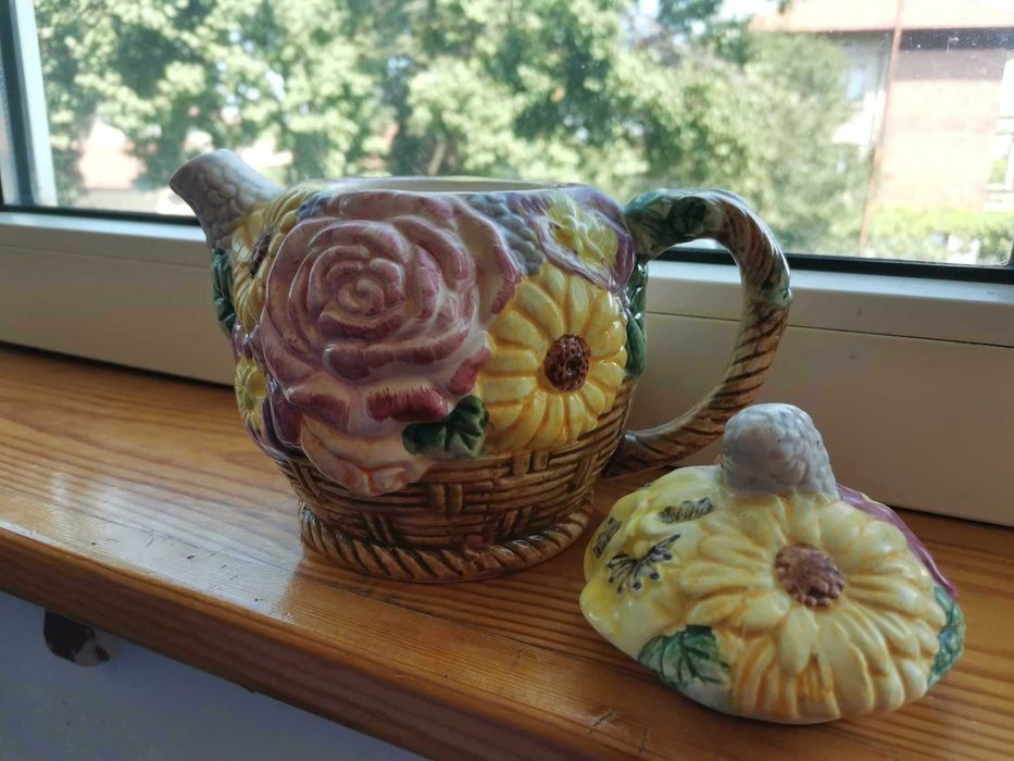 Чайник кошница с цветя, глазирана керамика, ръчно рисувана
